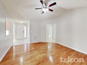 121 Quiet Refuge Ln in Garner, NC - Foto de edificio - Building Photo