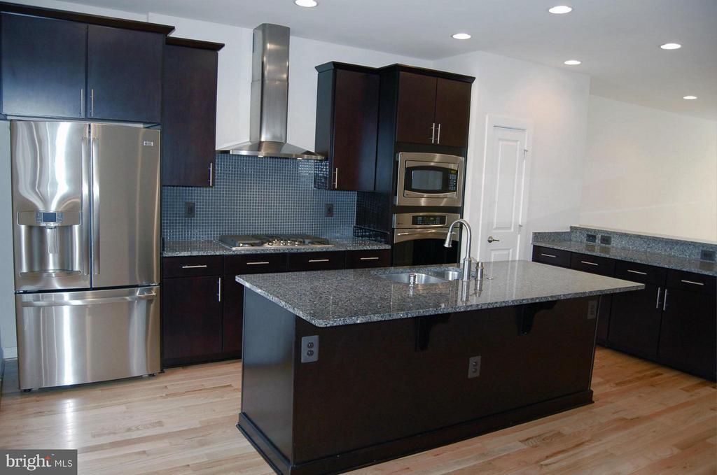 44692 Collingdale Terrace in Ashburn, VA - Building Photo