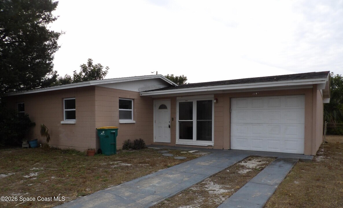 2107 Little John Rd in Melbourne, FL - Building Photo
