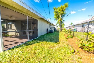 1252 SE 8th St in Cape Coral, FL - Foto de edificio - Building Photo