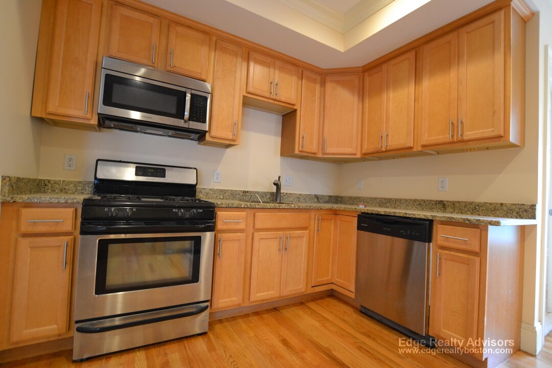 25 Lothrop St, Unit 2 in Boston, MA - Building Photo