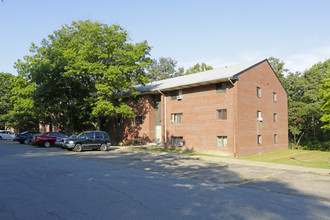 Colonial Oaks Apartments in Beaver Falls, PA - Building Photo - Building Photo