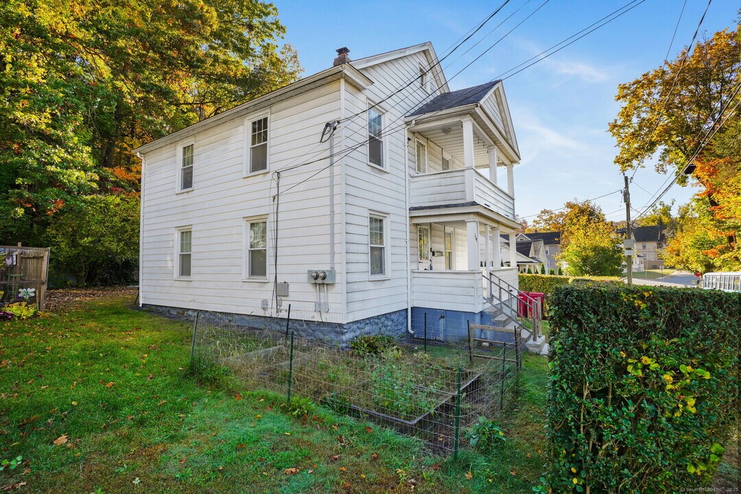 117 Golden Hill St in Naugatuck, CT - Foto de edificio