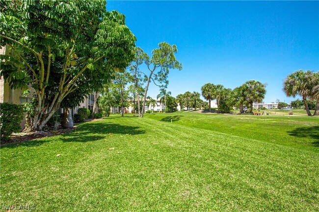 225 Turtle Lake Ct in Naples, FL - Foto de edificio - Building Photo