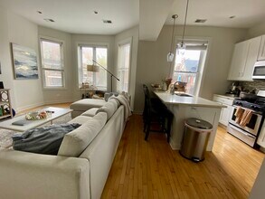 1037 W Diversey Pkwy in Chicago, IL - Building Photo - Building Photo