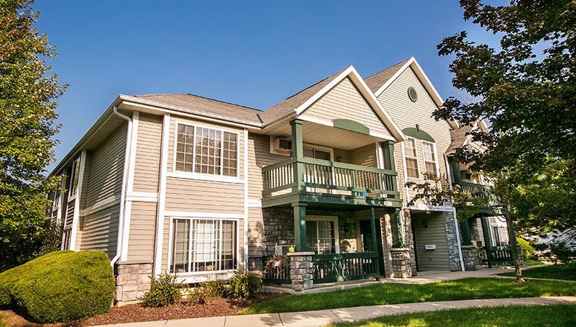 Whitnall Glen Apartments in Hales Corners, WI - Building Photo