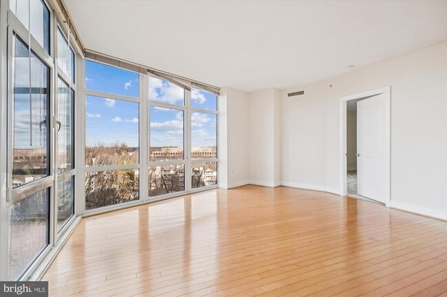 8220 Crestwood Heights Dr in McLean, VA - Building Photo - Building Photo