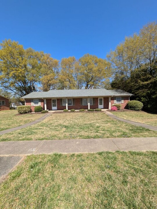 437 10th Ave Pl NE in Hickory, NC - Foto de edificio