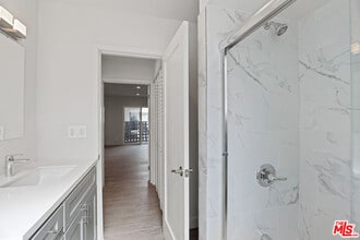 1117 S Bronson Ave in Los Angeles, CA - Foto de edificio - Building Photo