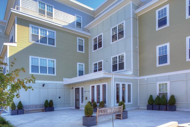 Charlesbank Apartment Homes in Watertown, MA - Foto de edificio - Building Photo