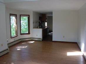 126 Bridgton Rd, Unit 2 in Westbrook, ME - Foto de edificio - Building Photo