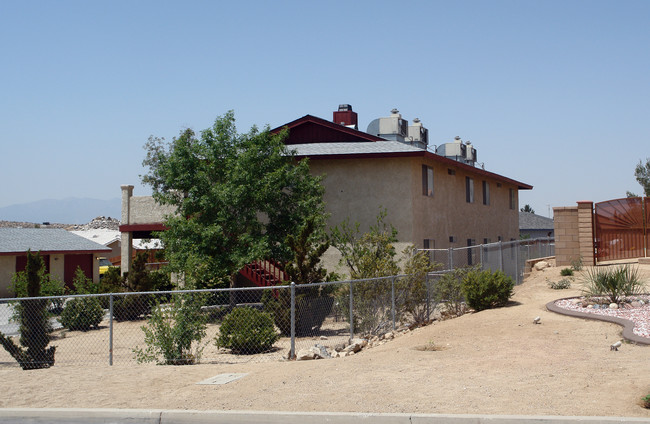 16228 Wato Rd in Apple Valley, CA - Building Photo - Building Photo