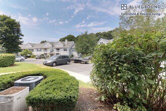 313 Avalon Cir in Smithtown, NY - Building Photo - Building Photo