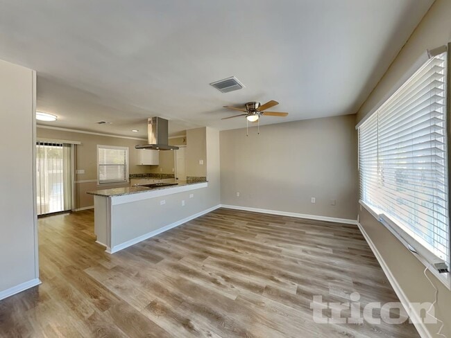 1439 Leafwood Ct in Tarpon Springs, FL - Foto de edificio - Building Photo