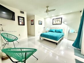 10857 NW 7th St-Unit -21-17 in Miami, FL - Building Photo - Building Photo