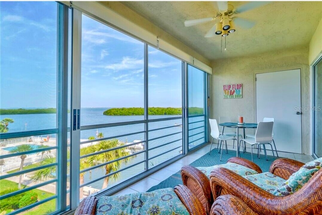 600 Sutton Plz, Unit PH 402 in Longboat Key, FL - Building Photo