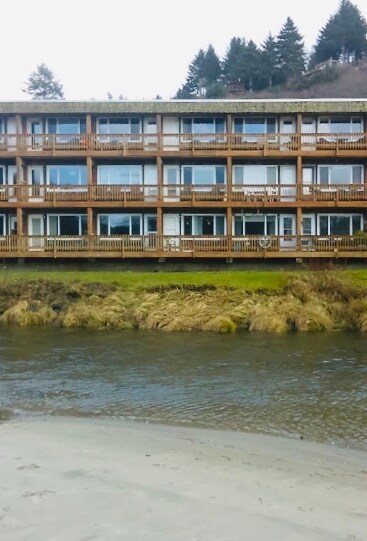48988 U.S. 101 S in Neskowin, OR - Building Photo