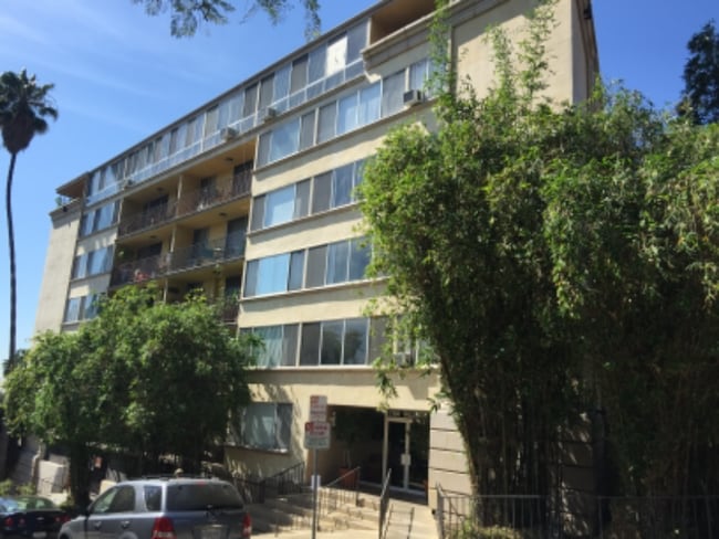 7100 Hillside Ave, Unit 401 in Los Angeles, CA - Building Photo - Building Photo