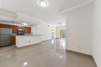 6020 W Sample Rd in Coral Springs, FL - Foto de edificio - Building Photo