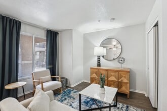 Court Senior Apartments in Las Vegas, NV - Foto de edificio - Building Photo