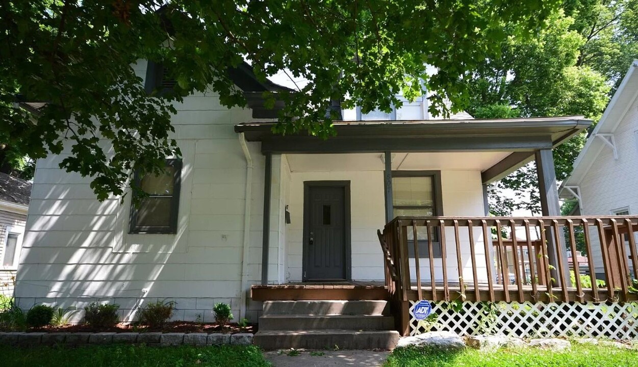 807 W Pershing St in Springfield, MO - Building Photo