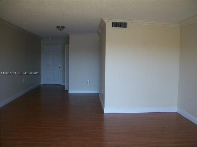 9359 Fontainebleau Blvd in Miami, FL - Building Photo - Building Photo