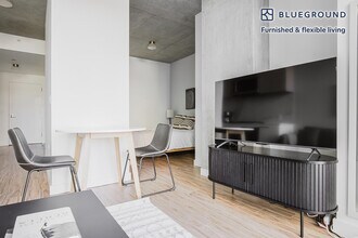 165 N Desplaines St in Chicago, IL - Building Photo - Building Photo