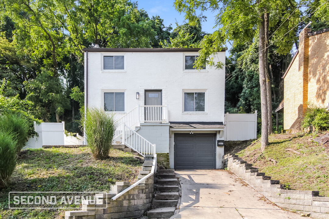8064 Chaske St in Verona, PA - Building Photo
