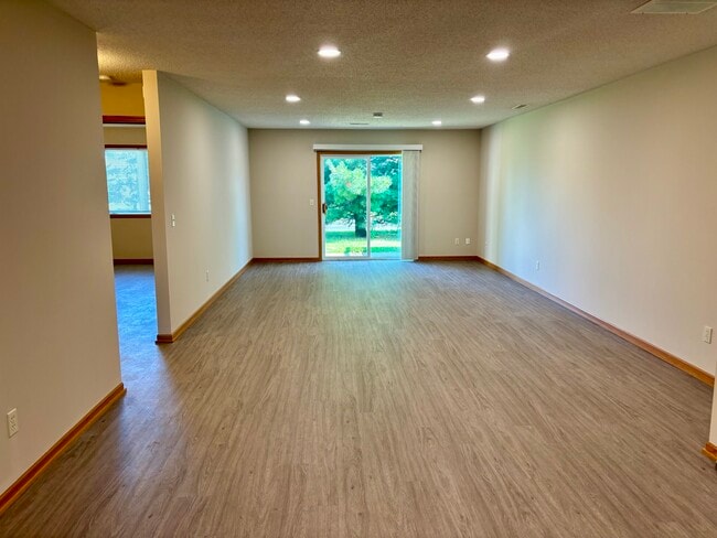 323 Williamsburg Plz, Unit D in New Richmond, WI - Building Photo - Building Photo