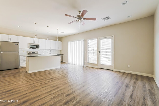 1119 S Stapley Dr in Mesa, AZ - Building Photo - Building Photo