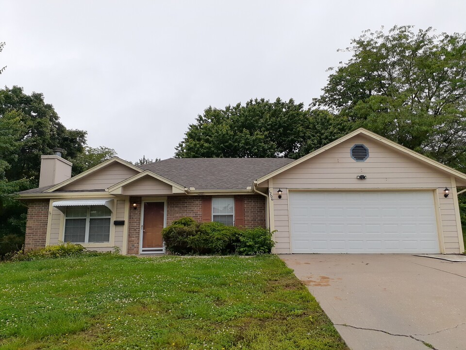 1706 W 8th Terrace in Knob Noster, MO - Building Photo