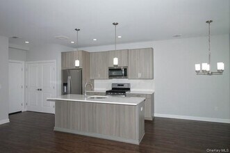198 Sutton Ct in Mount Sinai, NY - Building Photo - Building Photo