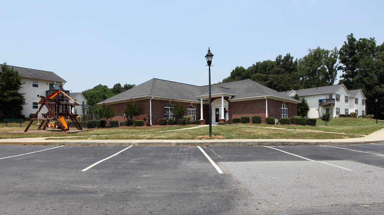 Ivey Glen Apartment Community in Graham, NC - Building Photo