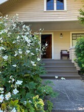 2404 SE Brooklyn St in Portland, OR - Building Photo - Building Photo