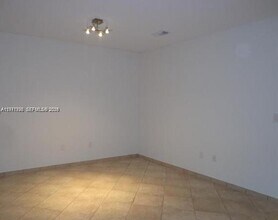 2218 NW 160th Terrace in Pembroke Pines, FL - Foto de edificio - Building Photo