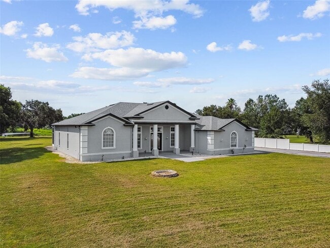 6644 Country Club Rd in Zephyrhills, FL - Building Photo - Building Photo