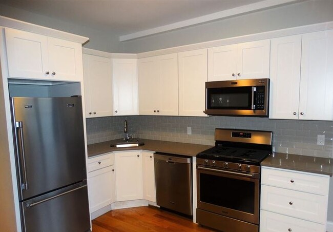 26 Chelsea St, Unit 3 in Boston, MA - Building Photo - Building Photo