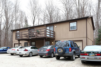 Hidden Pines Townhomes in Kent, OH - Foto de edificio - Building Photo