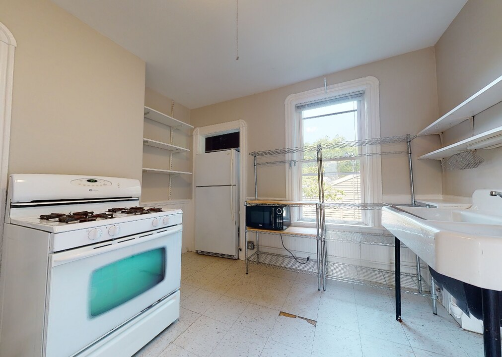 568 Green St, Unit 3 in Cambridge, MA - Building Photo