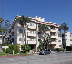 5319 Lindley Ave in Tarzana, CA - Building Photo