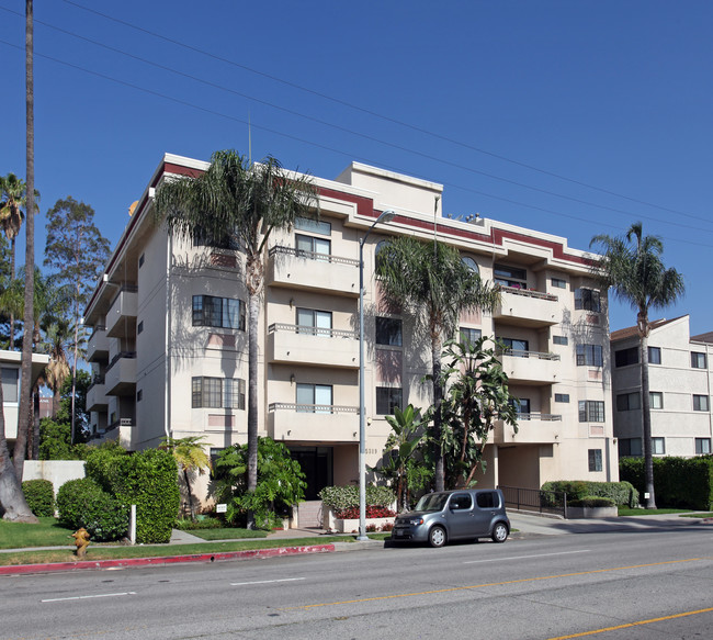 5319 Lindley Ave in Tarzana, CA - Building Photo - Building Photo