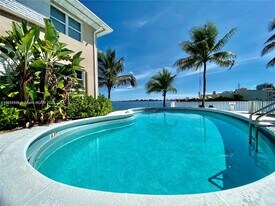 7911 East Dr, Unit 1 in North Bay Village, FL - Building Photo