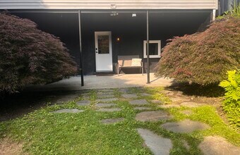 266 Malletts Bay Ave, Unit Hidden Haven C in Winooski, VT - Foto de edificio - Building Photo