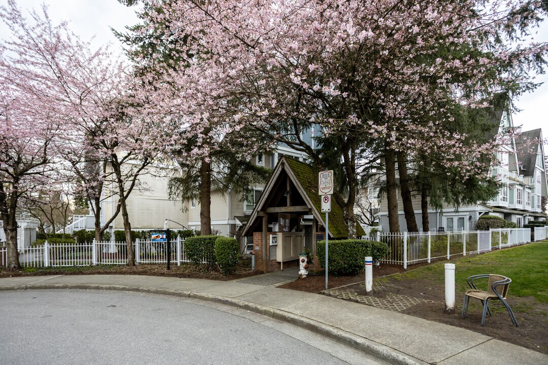 6588 Southoaks Cres in Burnaby, BC - Building Photo