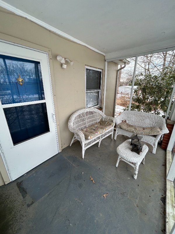 715 Tabor Rd in East Flat Rock, NC - Foto de edificio - Building Photo