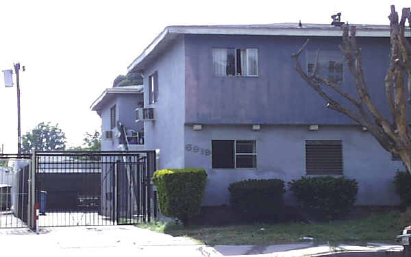 6919 Whitsett Ave in North Hollywood, CA - Building Photo - Building Photo