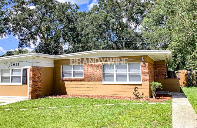 2016 E Crenshaw St in Tampa, FL - Foto de edificio - Building Photo