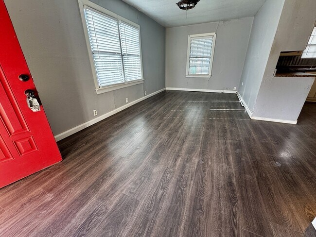 719 Small St in Bowie, TX - Building Photo - Building Photo