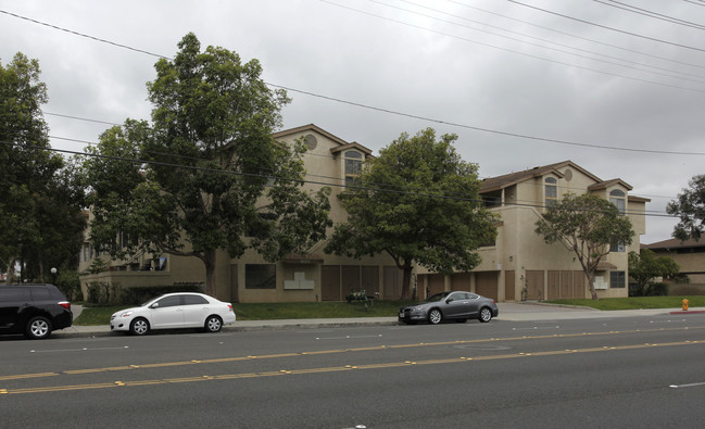 8071-8081 Garfield Ave in Huntington Beach, CA - Building Photo - Building Photo