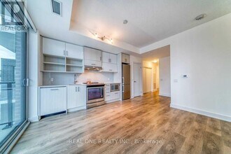 128-128 Fairview Mall Dr in Toronto, ON - Building Photo - Building Photo